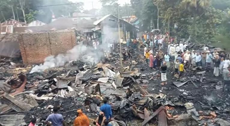 বরগুনার লেমুয়া বাজারে ভয়াবহ অগ্নিকাণ্ড, পুড়ে ছাই ৩০-৪০ ব্যবসাপ্রতিষ্ঠান