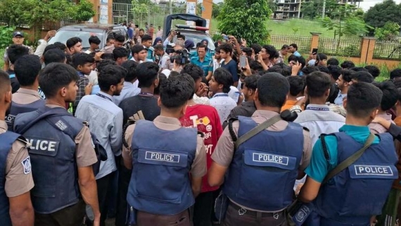 শিক্ষামন্ত্রীর পদত্যাগ দাবিতে বরিশালে এইচএসসি পরীক্ষার্থীদের মহাসড়ক অবরোধ