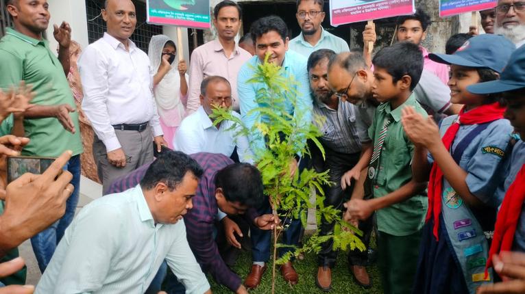 নলছিটিতে বৃক্ষরোপণ কর্মসূচির উদ্বোধন