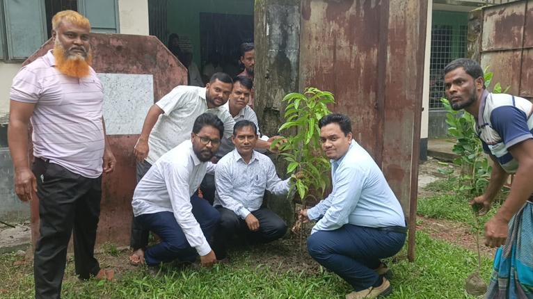 দুমকির ৬১ শিক্ষা প্রতিষ্ঠানে বৃক্ষরোপণ কর্মসূচির উদ্বোধন, রোপণ ৩৫০ চারা