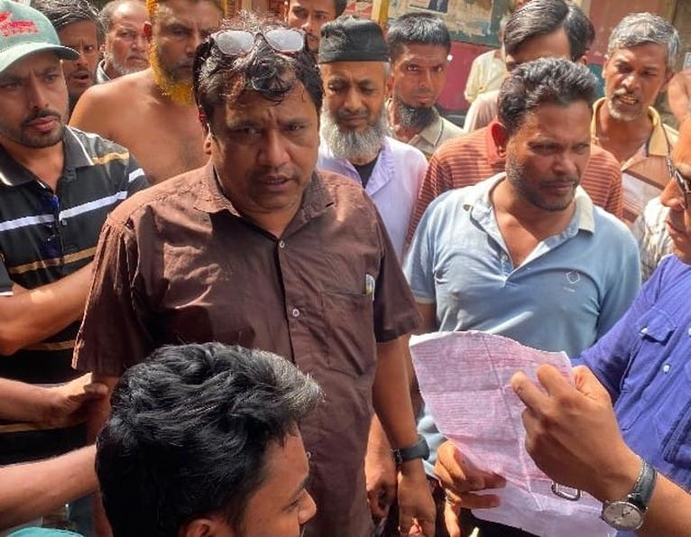 অতিরিক্ত বিদ্যুৎ বিলের অভিযোগে মঠবাড়িয়ায় দুই মিটার রিডার অবরুদ্ধ