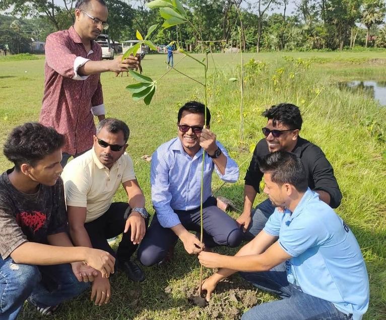 গৌরনদীতে প্রস্তাবিত ইকোপার্ক নির্মাণের উদ্যোগে ২০০ শিমুল গাছ রোপণ