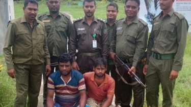 সুন্দরবনে বন বিভাগের অভিযান, কাঁকড়া-মাছসহ দুই জেলে আটক