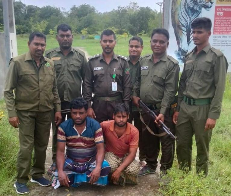 সুন্দরবনে বন বিভাগের অভিযান, কাঁকড়া-মাছসহ দুই জেলে আটক