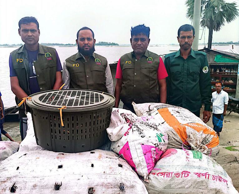 সুন্দরবনে কোবাদক স্টেশনের অভিযানে ১৭০ কেজি কাঁকড়াসহ ৪ নৌকা জব্দ