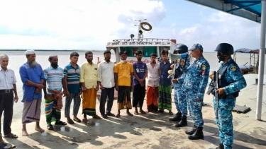 <small>বৈরী আবহাওয়া </small> জেলে ও নৌযান মালিকদের সমুদ্রে না যাওয়ার আহ্বান কোস্ট গার্ডের