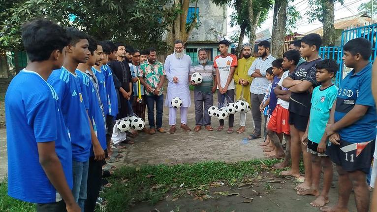মাদকবিরোধী সচেতনতায় স্বরূপকাঠীতে যুবকদের মাঝে ফুটবল বিতরণ
