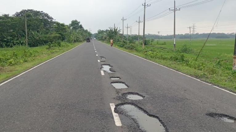 পটুয়াখালী-কুয়াকাটা মহাসড়কের পটুয়াখালী বাসস্ট্যান্ড থেকে মহিষকাটা পর্যন্ত ১৯ কিলোমিটার সংস্কারের ১৫ দিনের মাথায় এভাবে খানাখন্দে পরিনত হয়েছে। ছবিটি শাখারিয়া এলাকা থেকে রবিবার দুপুরে তোলা।