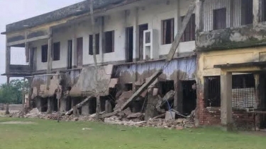কয়রায় জরাজীর্ণ কলেজ ভবনের ছাদ ধস, বড় দুর্ঘটনা থেকে রক্ষা