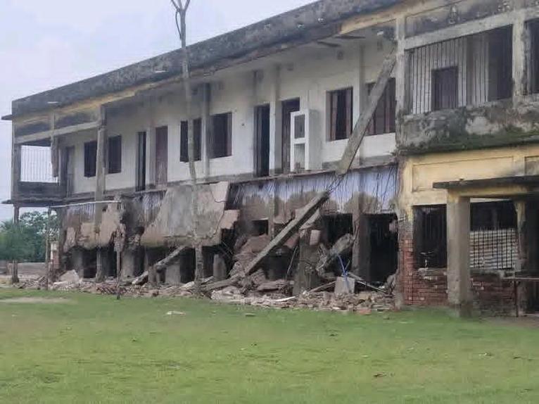 য়রার গাজী আঃ জব্বার স্কুল এন্ড কলেজের ভবনের ছাদ ধসে পড়েছে