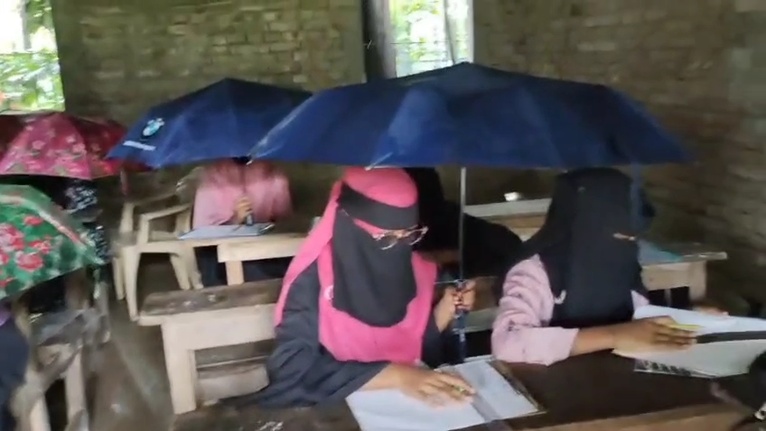 এক হাতে ছাতা, অন্য হাতে কলম- বৃষ্টির মধ্যেই পরীক্ষা দিল পটুয়াখালীর শিক্ষার্থীরা