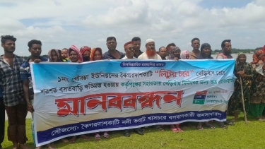 বাগেরহাটে বেড়িবাঁধ ভেঙে প্লাবিত শতাধিক ঘরবাড়ি, টেকসই বাঁধের দাবিতে মানববন্ধন