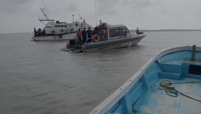 গভীর বঙ্গোপসাগরে ইঞ্জিন বিকল, ১২ জেলেকে উদ্ধার