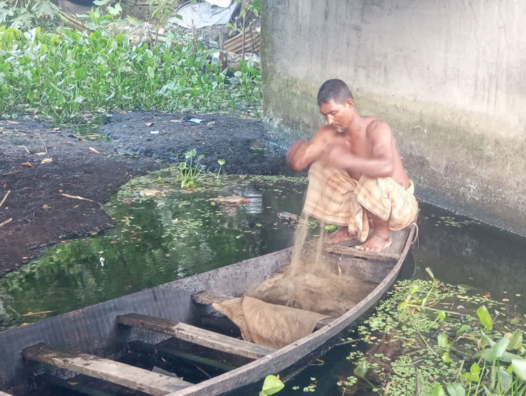গলাচিপায় প্রকৃত জেলের খাদ্য সহায়তা থেকে বঞ্চিতের অভিযোগ
