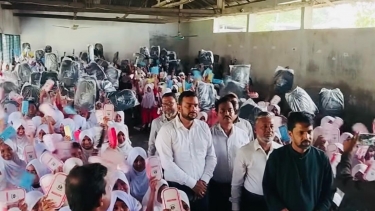 মেহেন্দিগঞ্জে শিক্ষার্থীদের মাঝে দুদকের শিক্ষা উপকরণ বিতরণ