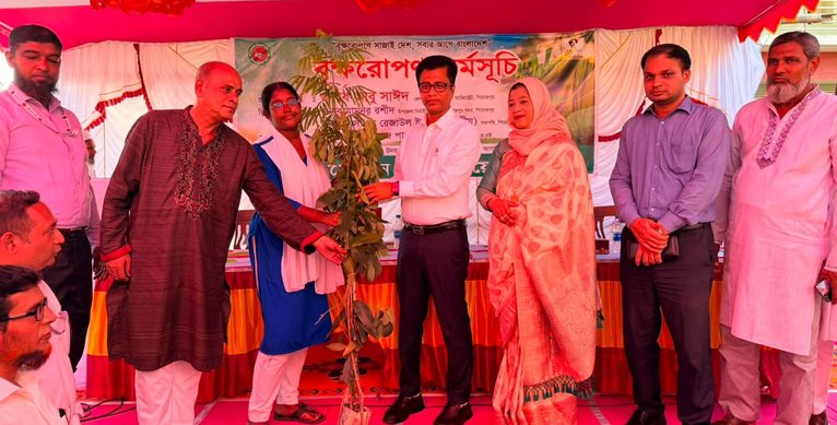 পিরোজপুরে ছাত্রীদের মাঝে গাছের চারা বিতরণ