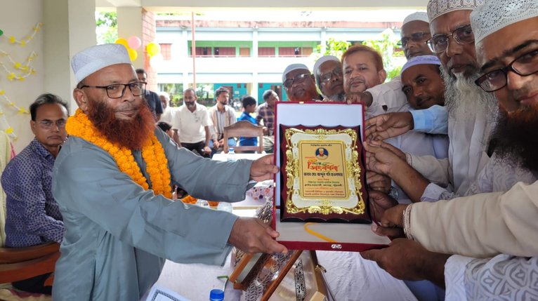 ৪০ বছরের কর্মজীবন শেষে প্রধান শিক্ষক আব্দুল গনির জমকালো বিদায়