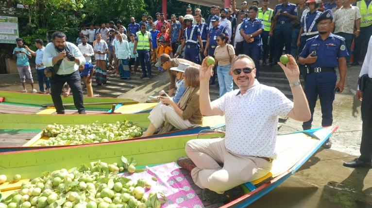 ভীমরুলীর ভাসমান পেয়ারার হাটে মার্কিন রাষ্ট্রদূত