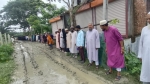 রাস্তা পাকাকরণের দাবিতে দশমিনায় মানববন্ধন