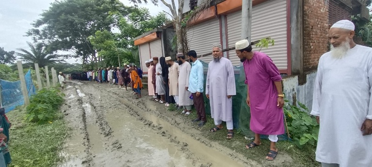 রাস্তা পাকাকরণের দাবিতে দশমিনায় মানববন্ধন