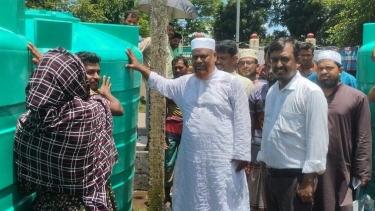 কয়রায় সুপেয় পানি সংরক্ষণে ১২ পরিবারকে পানির ট্যাংক দিলেন এমপি আবুল কালাম আজাদ