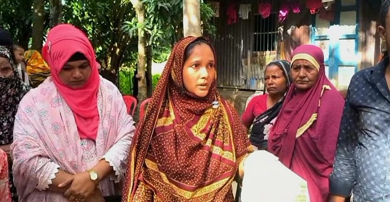 খবর পেয়ে ছুটে আসা মৃত লাবনীর বাড়ীতে স্বজনরা
