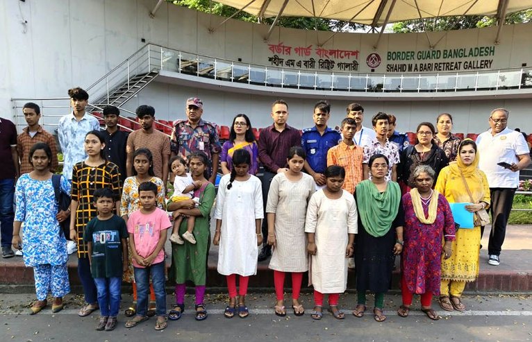 ভারতের সেফ হোমে থাকা ১৮ নারী ও শিশু বেনাপোল দিয়ে দেশে ফিরেছেন