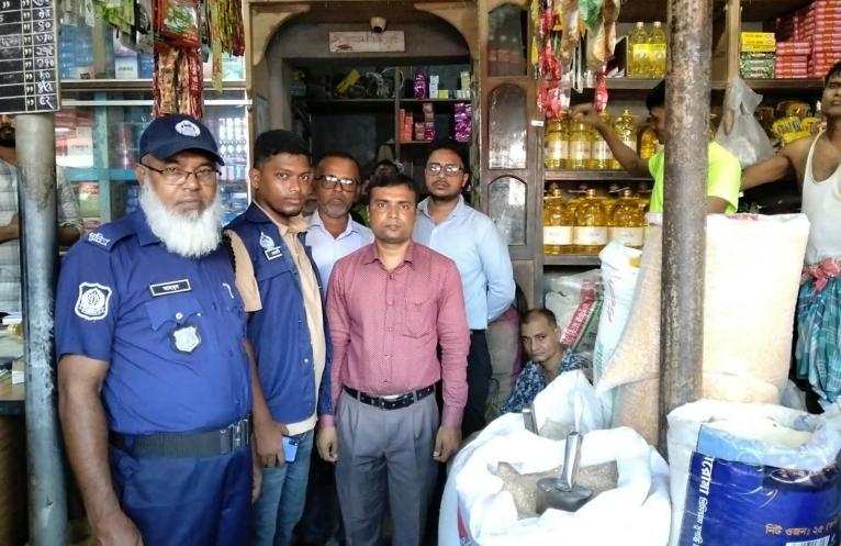 কাউখালীতে দুই প্রতিষ্ঠানকে ১৫ হাজার টাকা জরিমানা