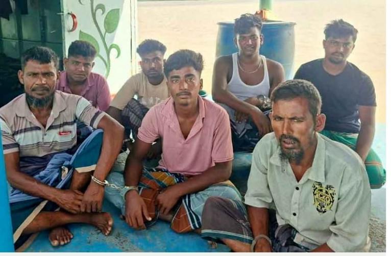 তেঁতুলিয়া নদীতে অবৈধ বালু তোলায় ড্রেজারসহ আটক ৭