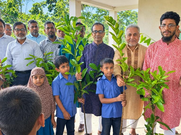 বাউফলে শিক্ষার্থীদের মাঝে ফলদ গাছের চারা বিতরণ