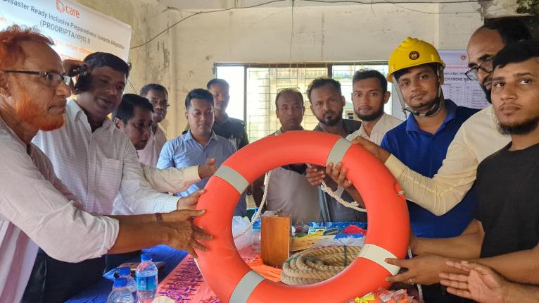 রাঙ্গাবালীতে দুর্যোগ মোকাবিলায় ২৭০ স্বেচ্ছাসেবকের হাতে সুরক্ষা সরঞ্জাম