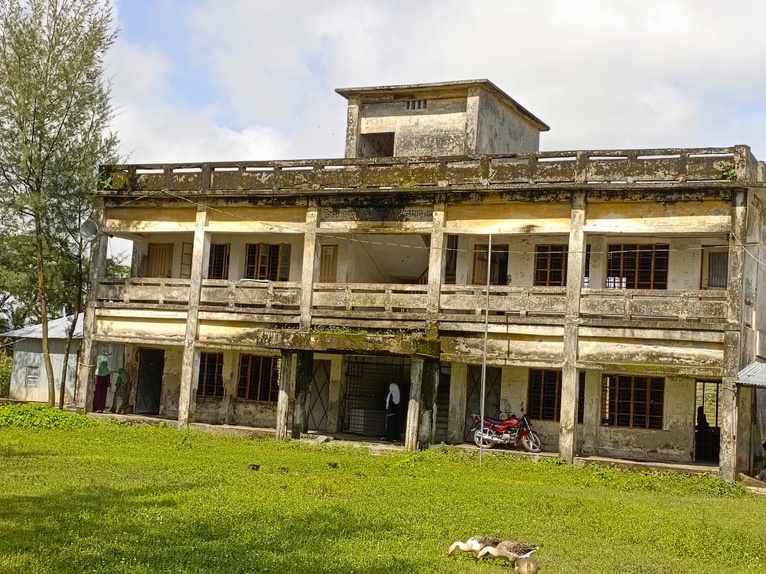 মনপুরার উত্তর সাকুচিয়া মহিলা দাখিল মাদ্রাসার জরাজীর্ণ ও ঝুঁকিপূর্ণ দ্বিতল ভবন।
