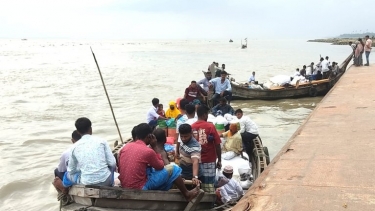 উত্তাল মেঘনার ডেঞ্জার জোনে ঝুঁকিপূর্ণ ট্রলারে যাত্রী পারাপার