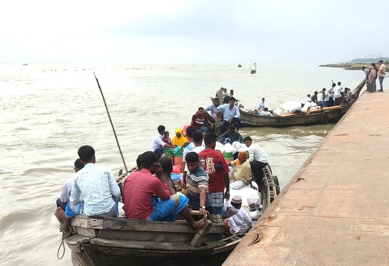 ভোলার বোরহানউদ্দিনে মেঘনার ডেঞ্জার জোনে মালবাহী ট্রলারে ঝুঁকি নিয়ে যাত্রী পারাপার।