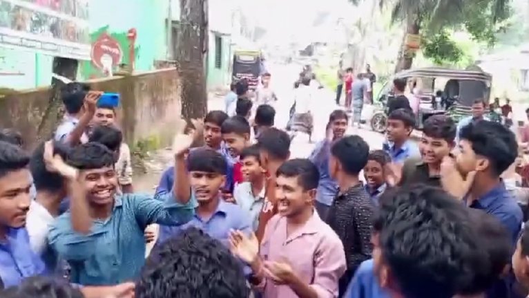 বিদ্যালয়ে ছাগল ঢোকাকে কেন্দ্র করে প্রধান শিক্ষককে হুমকির ঘটনায় শিক্ষার্থীদের বিক্ষোভ