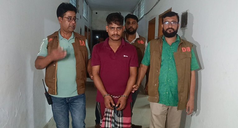 প্রবাসীদের কাছ থেকে চুরি-ছিনতাই করা মালামালসহ গ্রেপ্তার ১