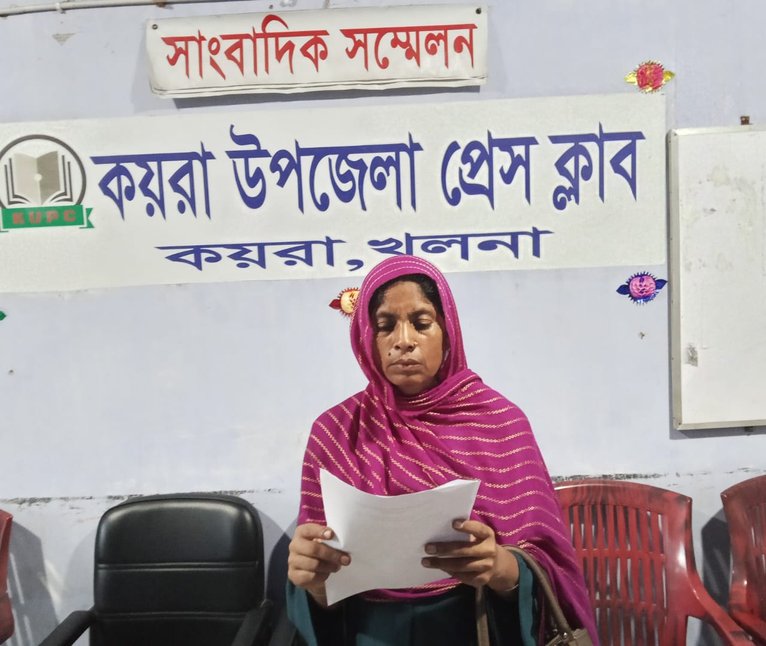 কয়রায় জমি দখলের চেষ্টার অভিযোগ, নারীর সংবাদ সম্মেলন