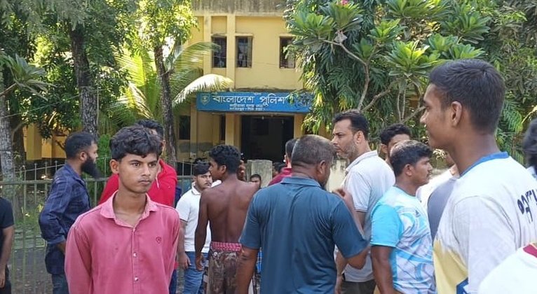 নাজিরপুরে মেয়েকে ধর্ষণের অভিযোগ, গণপিটুনির পর বাবা হাসপাতালে