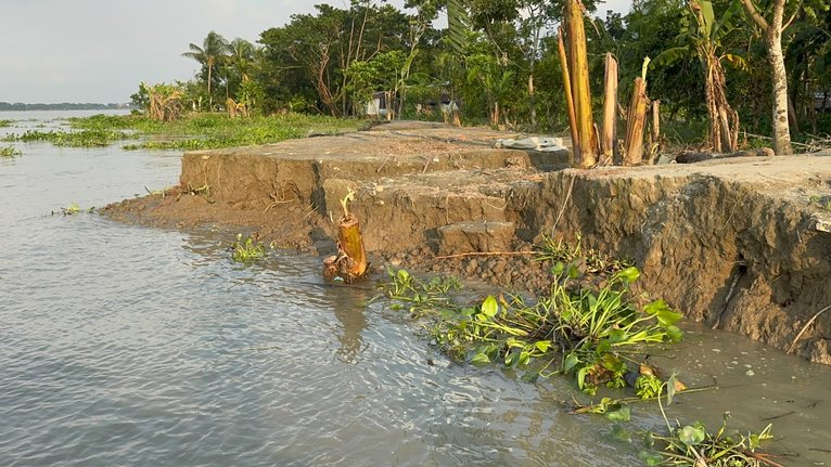 দুমকির বাহেরচরে নতুন করে ২০ পরিবার নিঃস্ব, রাস্তার পাশে আশ্রয়