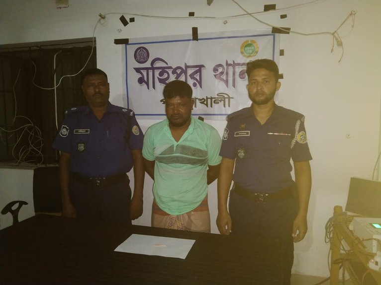 মহিপুরে ১০ ইয়াবাসহ গ্রেপ্তার ১, পালালেন আরেকজন