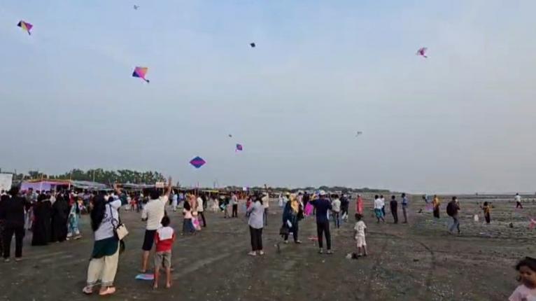 ঘুড়ি উৎসব ও চিত্রাঙ্কন প্রতিযোগিতায় মুখর কুয়াকাটা পর্যটন কার্নিভাল