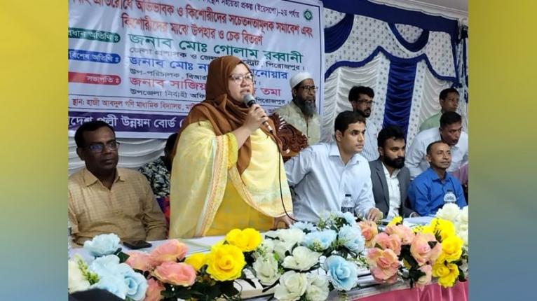 নাজিরপুরে বাল্যবিবাহ রোধে সমাবেশ, কিশোরীদের চেক ও উপহার বিতরণ