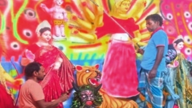 আগৈলঝাড়ায় ১৬৯ মণ্ডপে দুর্গোৎসবের প্রস্তুতি, চলছে শেষ মুহূর্তের রংতুলির কাজ