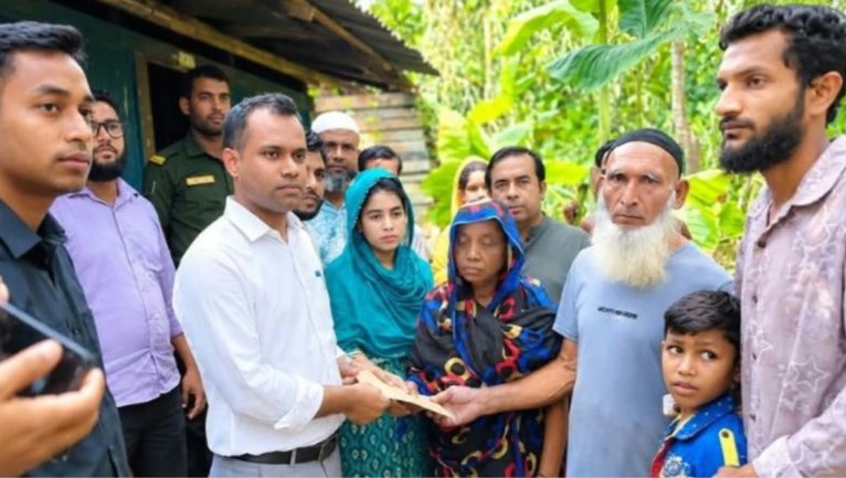 নেছারাবাদে ভ্যান উল্টে বাবা নিহত, আহত শিশুসন্তানের চিকিৎসায় প্রতিমন্ত্রীর সহায়তা