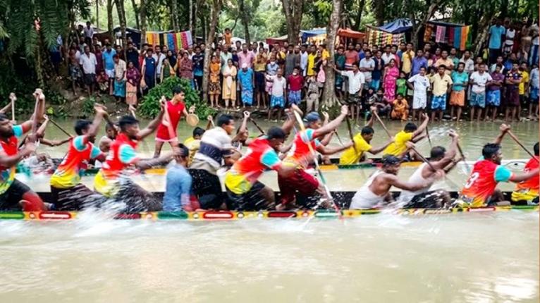 চিতলমারীতে ঐতিহ্যবাহী নৌকাবাইচ, নদীর দুই পাড়ে হাজারো দর্শনার্থী