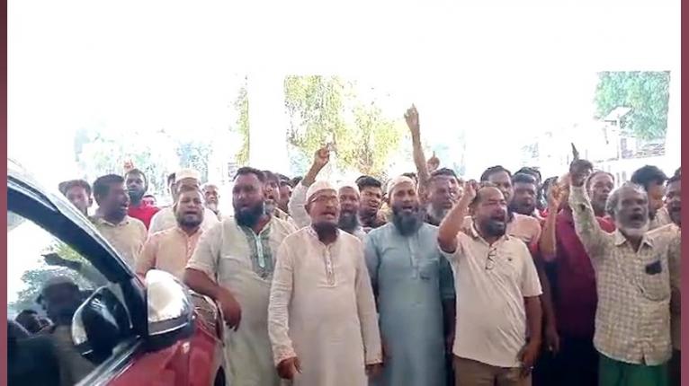 মনপুরায় ভিটি বরাদ্দের প্রতিবাদে ব্যবসায়ীদের বিক্ষোভ, লাগাতার আন্দোলনের হুমকি