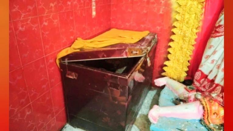 আগৈলঝাড়ায় গভীর রাতে শীতলা ও কালীমন্দিরে চুরি
