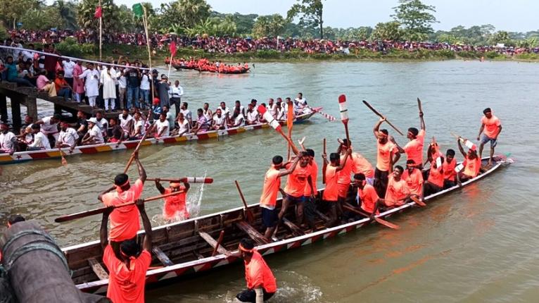 দশমিনায় ৫৮তম শারদীয় নৌকা বাইচে অর্ধলক্ষাধিক মানুষের ঢল