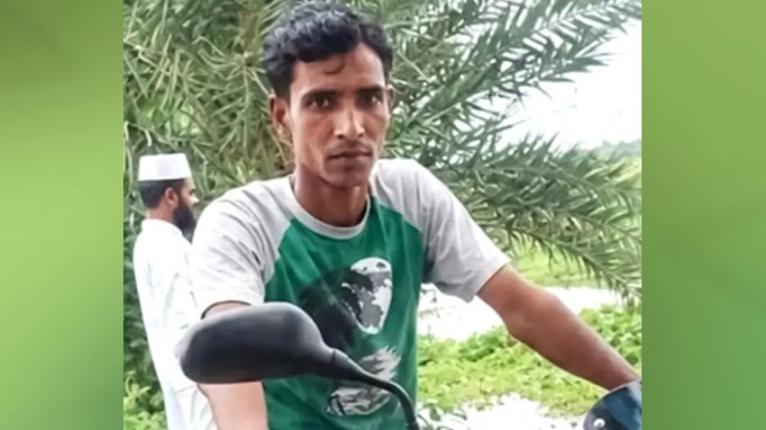 ব্রিজ থেকে খালে লাফিয়েও রক্ষা পেলেন না কাওসার, বাড়িতে ঢুকে কুপিয়ে হত্যা