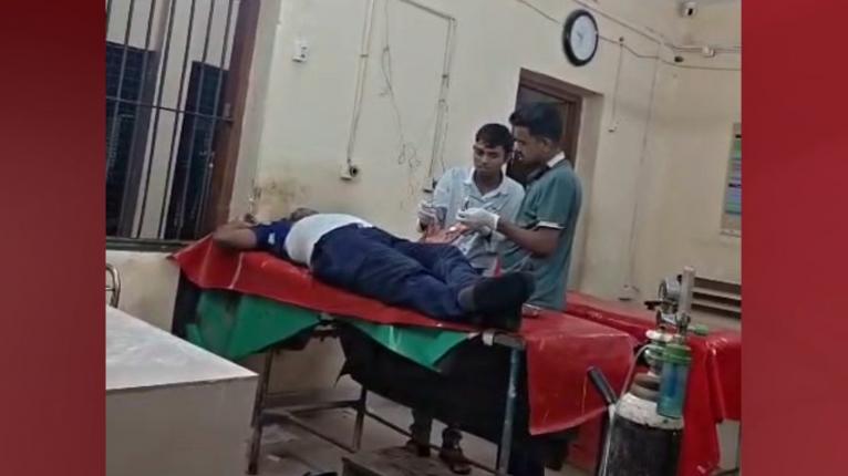 গলাচিপা উপজেলা স্বাস্থ্য কমপ্লেক্সে আহত পুলিশ সদস্য মো. জসিমকে চিকিৎসা দেওয়া হচ্ছে।